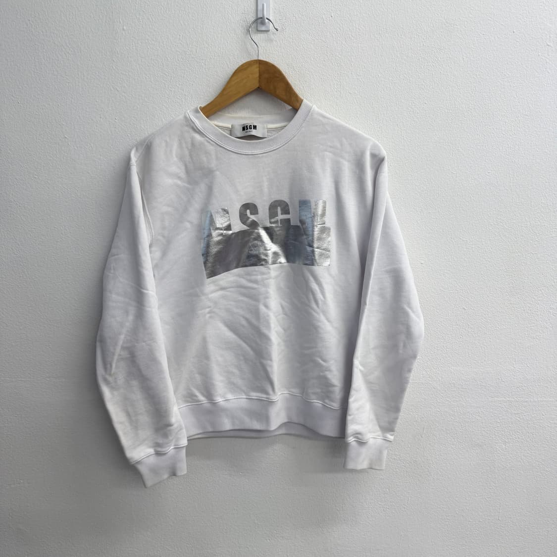 MSGM 11주년 실버로고 맨투맨 화이트 2441MDM161 xs 상품이미지1