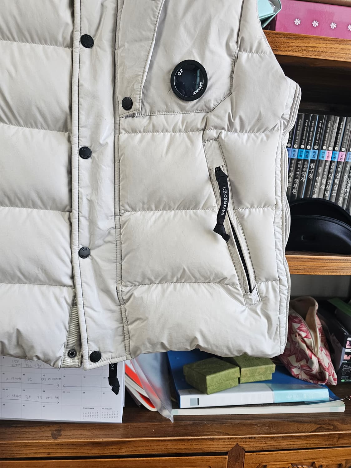 60만 구매 CP컴퍼니 패딩 조끼 100 아이보리 정품 씨피 베스트 상품이미지4