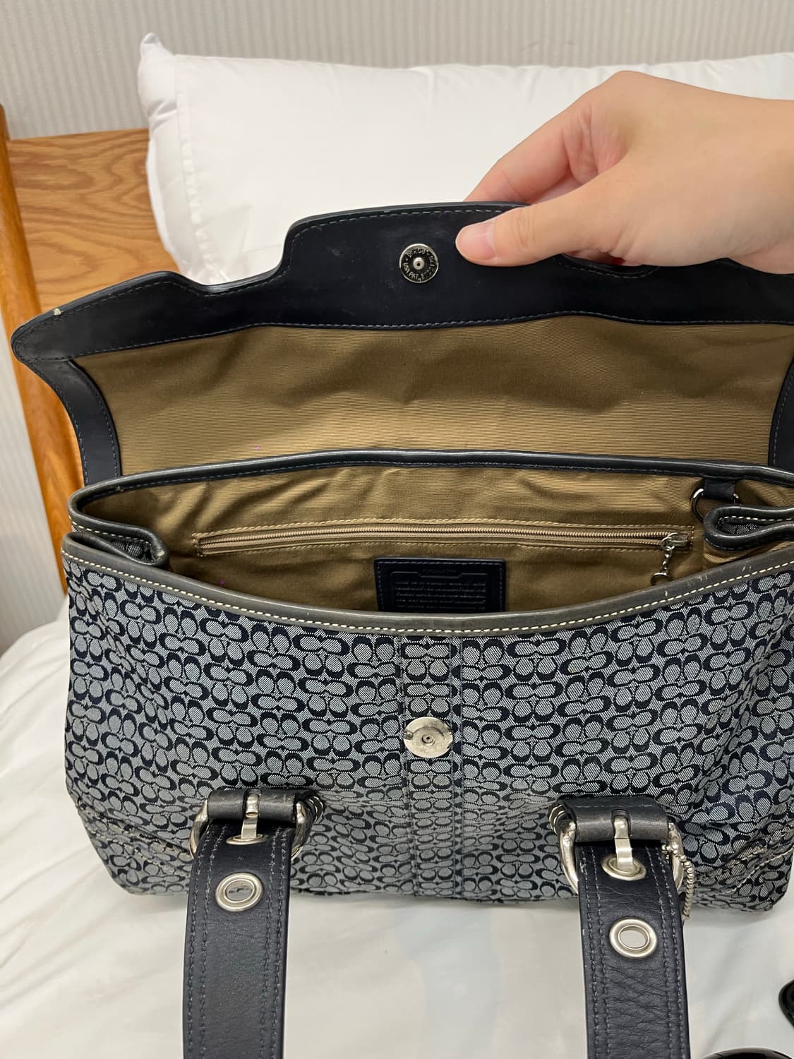 Coach Gray & Navy Shoulder Bag 상품이미지7