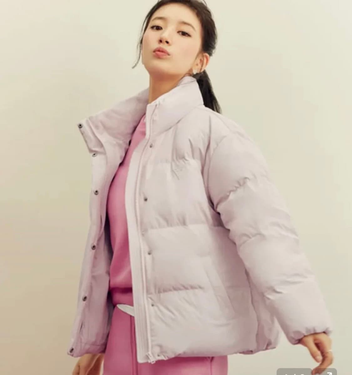 게스 오리털 하이넥숏푸퍼패딩 라이트핑크 상품이미지1