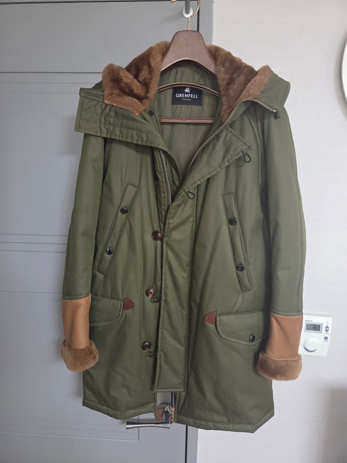 그렌펠 카키색 퍼 트리밍 후드 코트 상품이미지1
