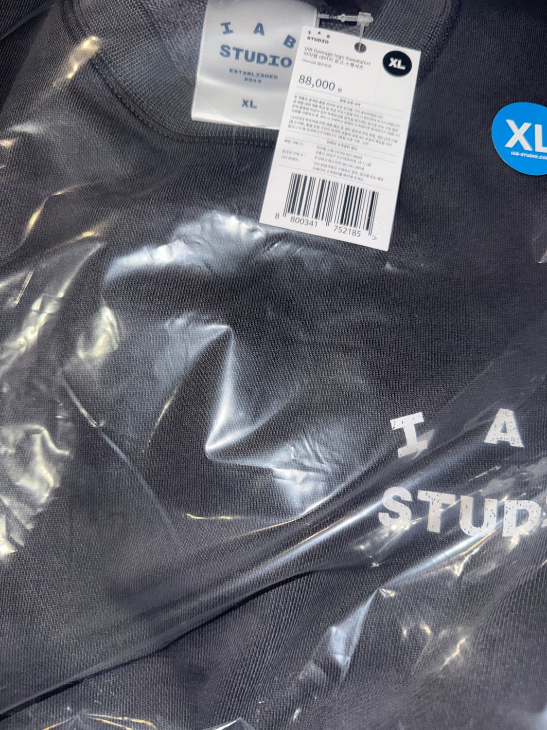 아이앱 스튜디오 아이앱 데미지드 로고 스웨트셔츠 차콜 상품이미지1