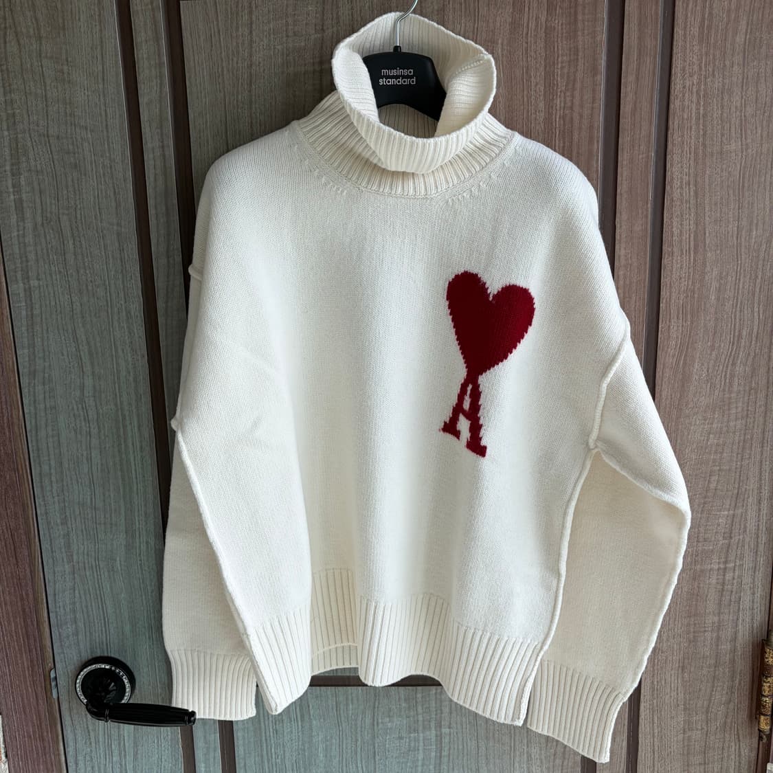 새상품(XS) 아미 하트 빅로고 터틀넥 니트 화이트 아이보리 상품이미지1