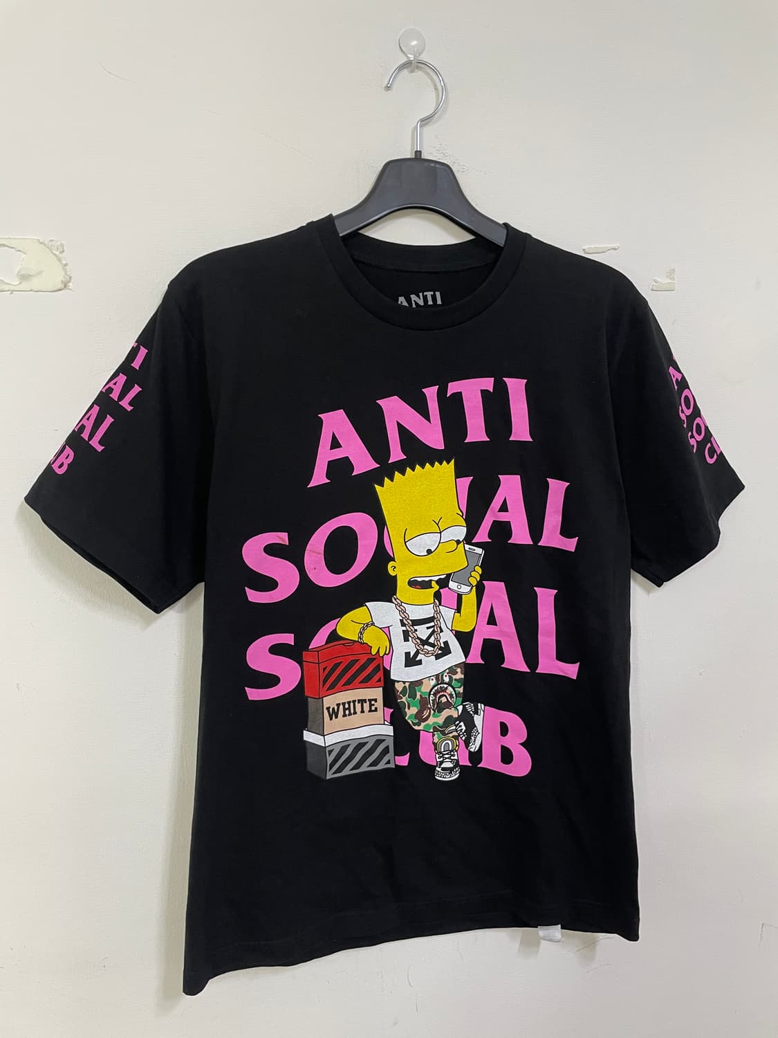 안티소셜클럽 심슨 콜라보 반팔티 블랙 상품이미지1