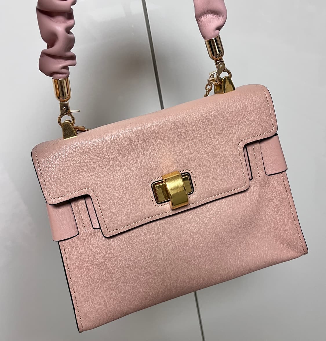 미우미우 탑핸들 숄더백 상품이미지4