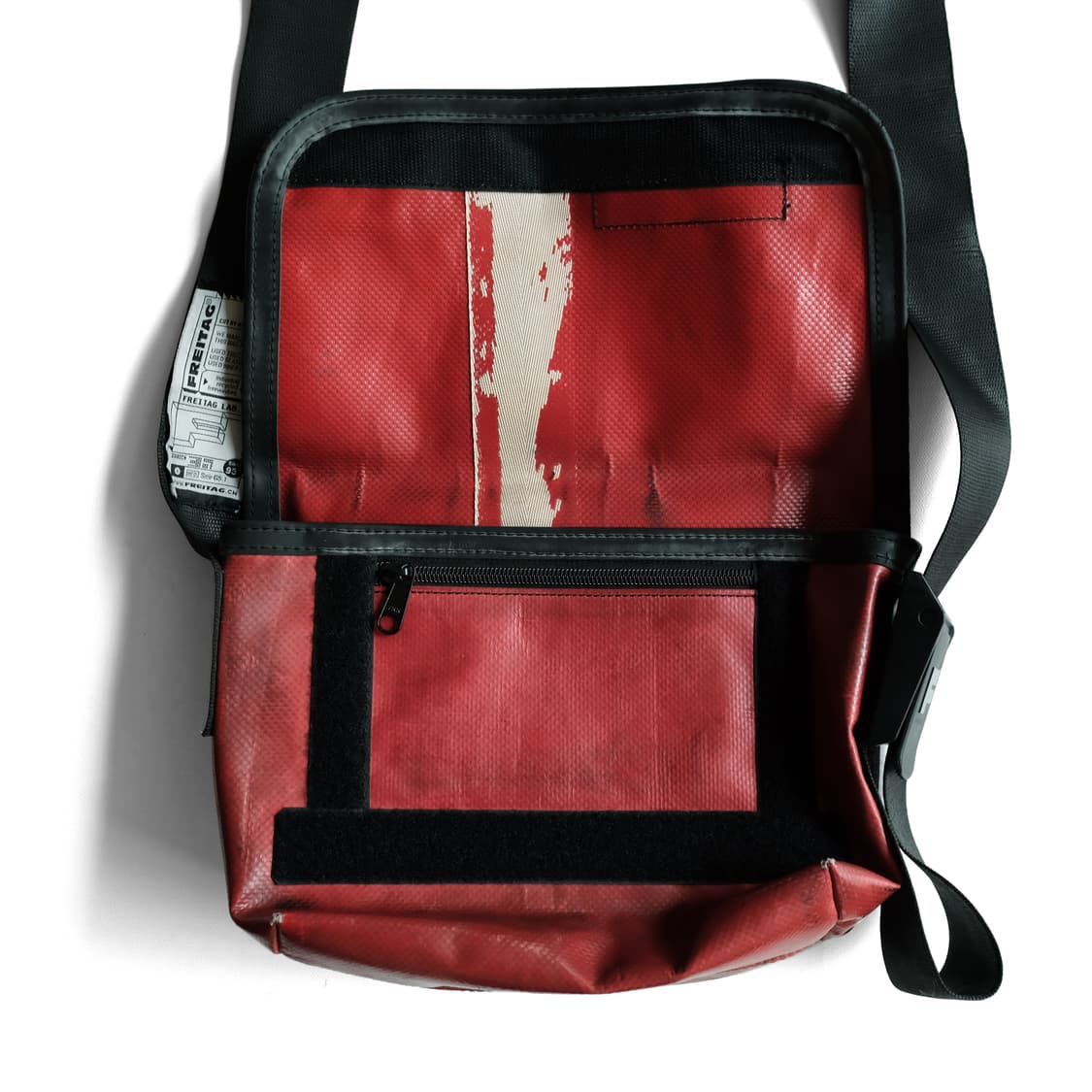 프라이탁 메신저백 하와이파이브오 레드화이트 상품이미지7
