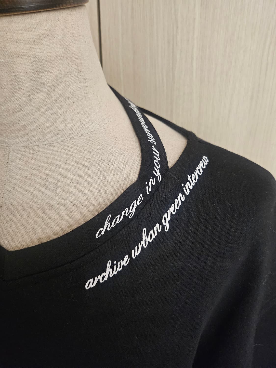 인터크루 블랙 브이넥 크롭 맨투맨 85 레터링 포인트 상품이미지5