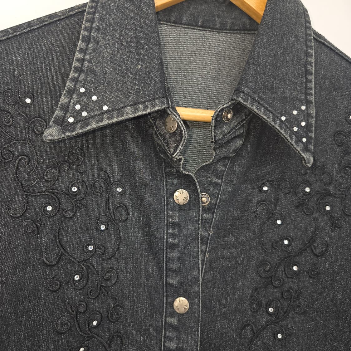 일본 빈티지 블랙 데님 스톤 장식 꽃 자수 반팔 남방 상품이미지2