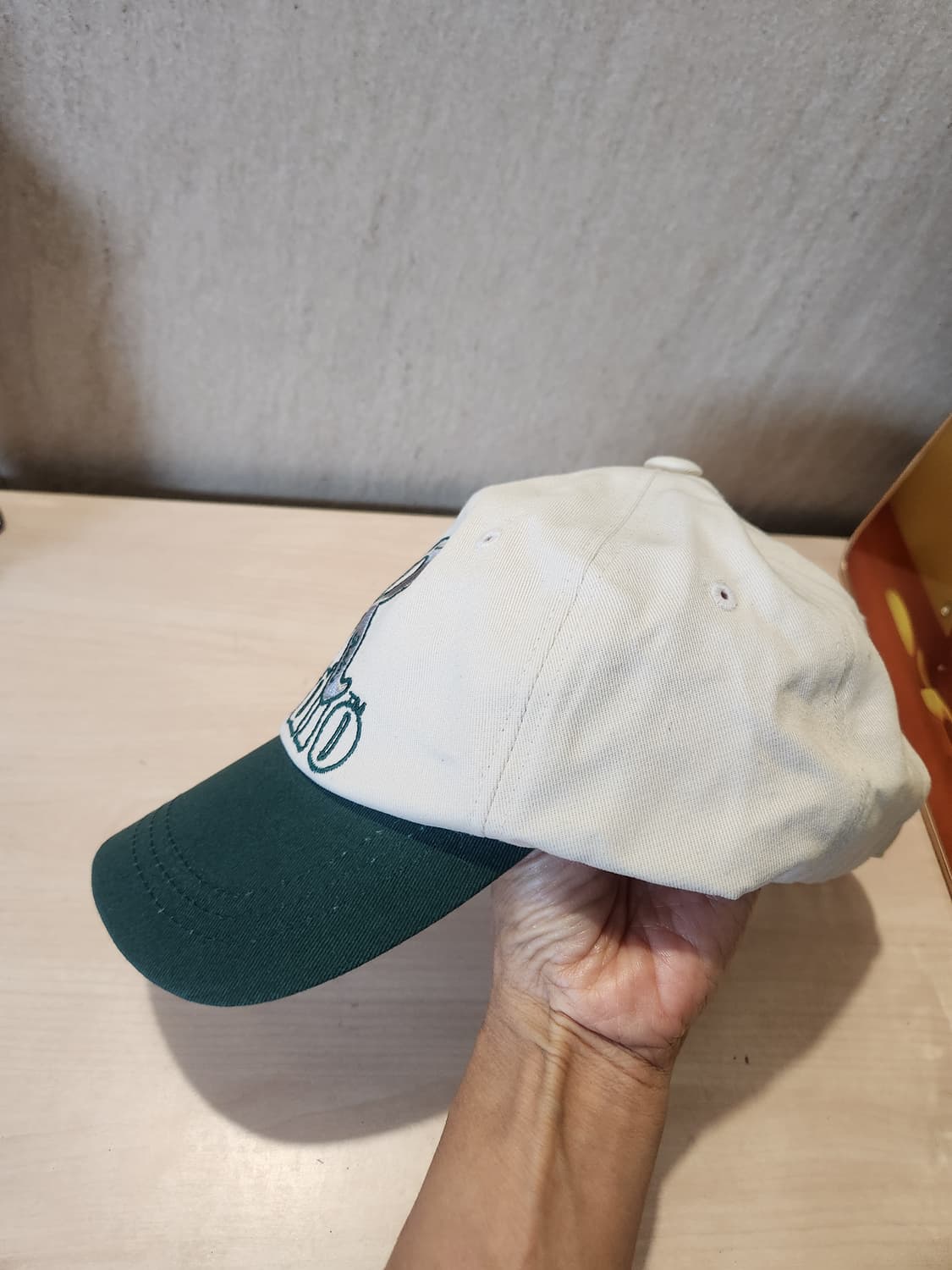 RAIVE 스튜디오 로고 볼캡 🧢 화이트✕그린 빈티지 무드 상품이미지4
