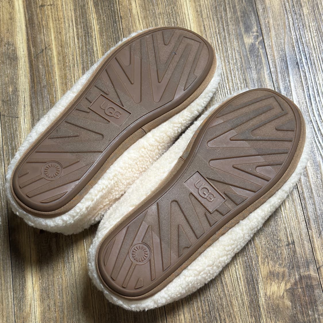 UGG 어그 플러시 뽀글이 슬리퍼 상품이미지7