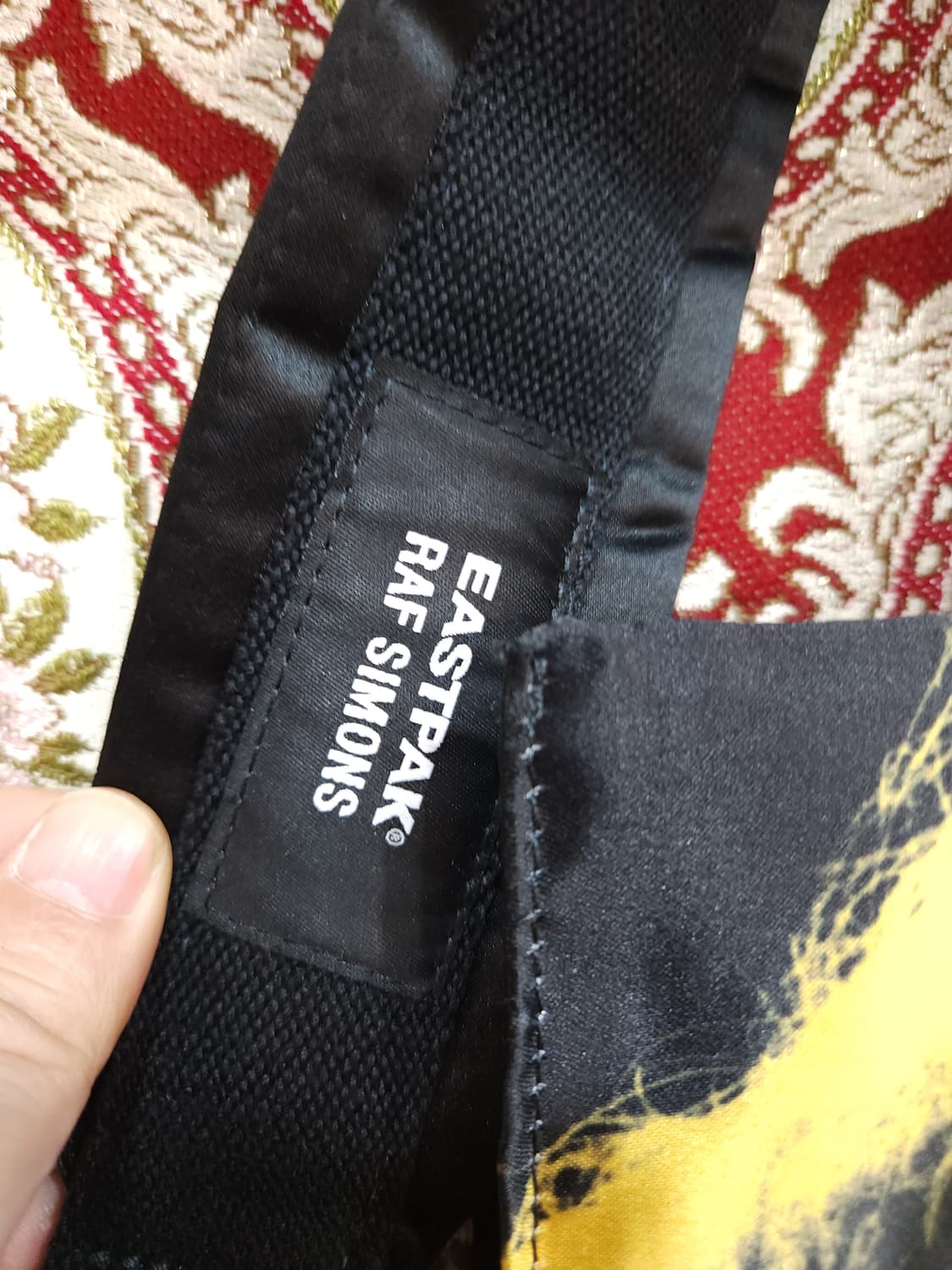 이스트팩 x 라프시몬스 포스터 크로스 바디 숄더백
​ 상품이미지3