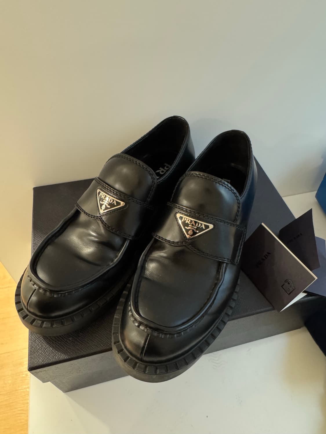 프라다 브러쉬드 삼각 로고 로퍼 (7.5사이즈) 상품이미지1