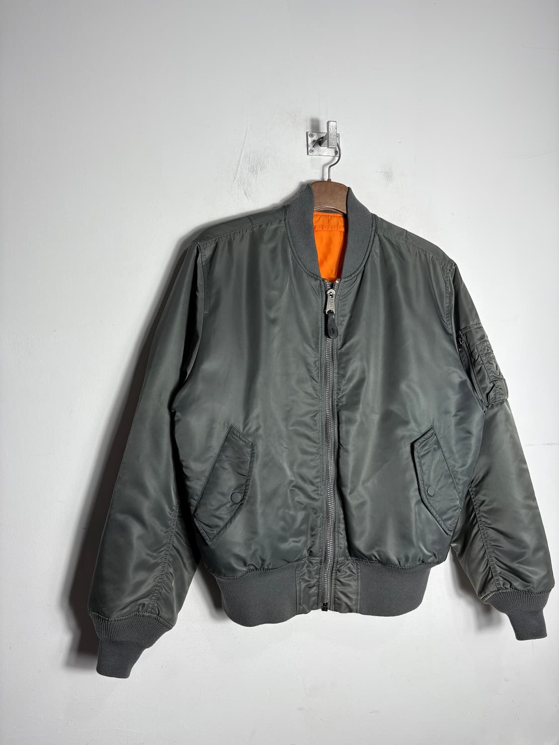 알파 인더스트리 ma-1 양면 항공점퍼 건메탈 상품이미지2