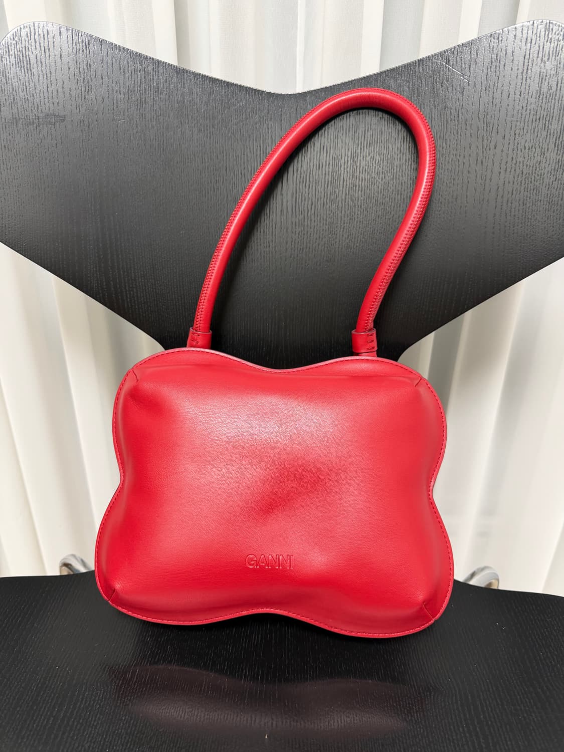 Ganni 버터플라이 로고백 상품이미지5