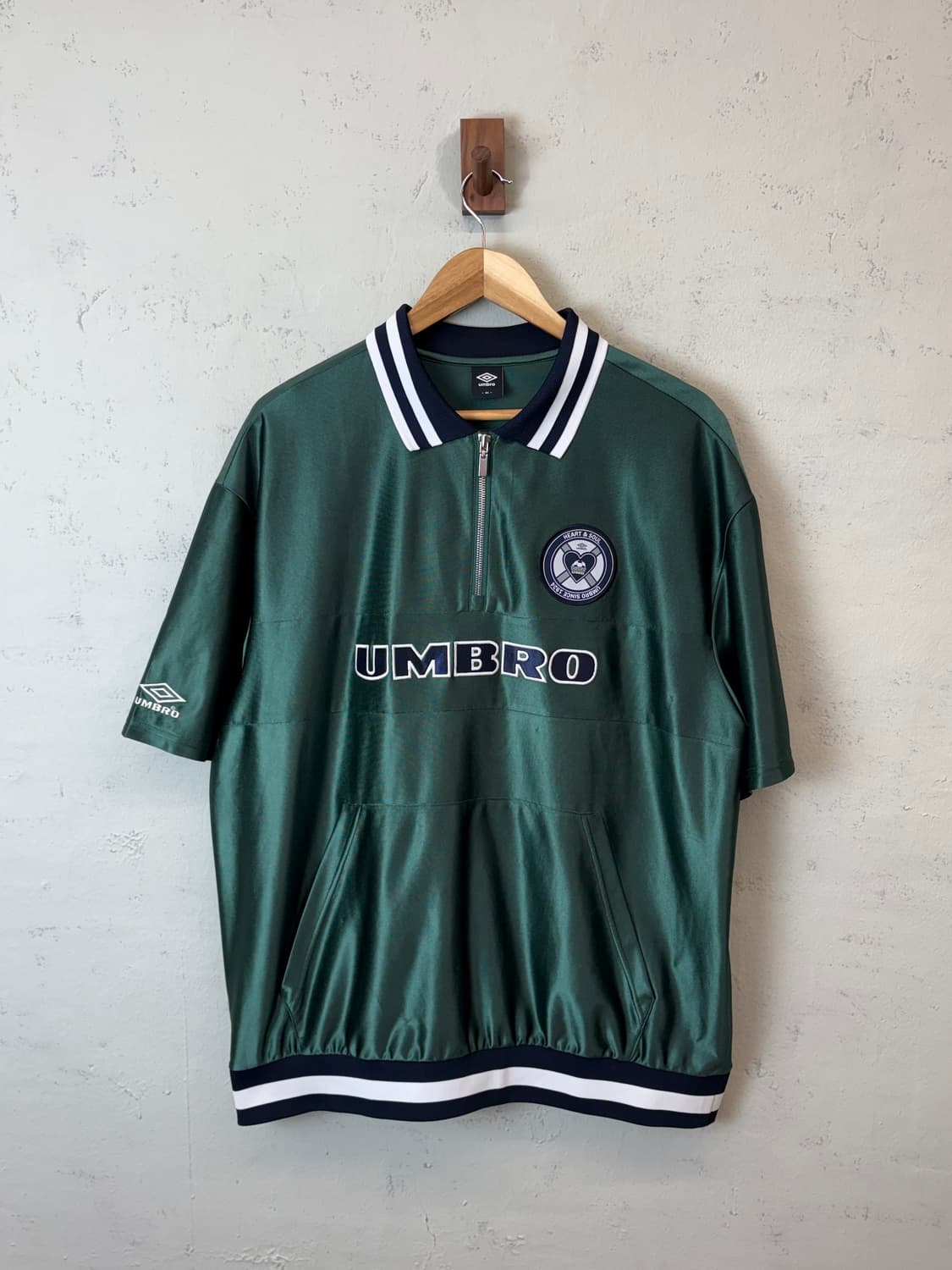 엄브로 사틴 풋볼 하프집업 반팔티 상품이미지1