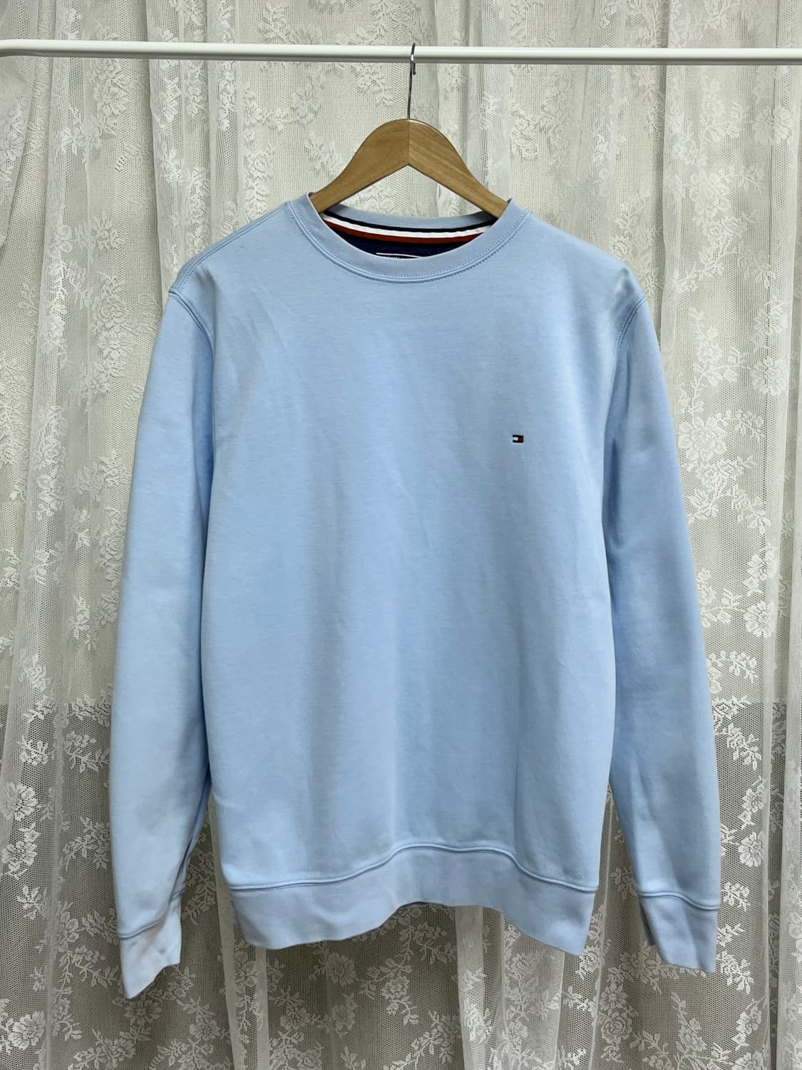 L) 타미힐피거 미니플래그 맨투맨 하늘색 상품이미지1