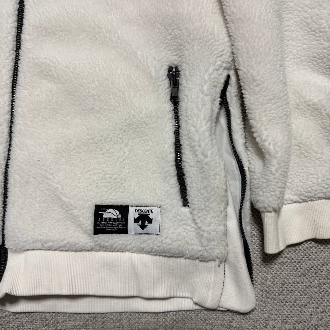 데상트 스펠아웃 플리스 후디 자켓 상품이미지3