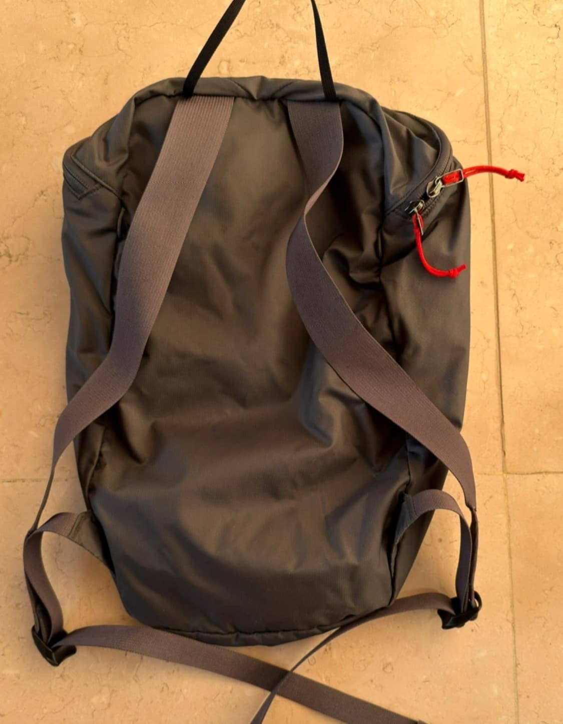 아크테릭스 인덱스 15 회색 등산 가방입니다. 가볍고 수납이 용이해서 등 상품이미지2