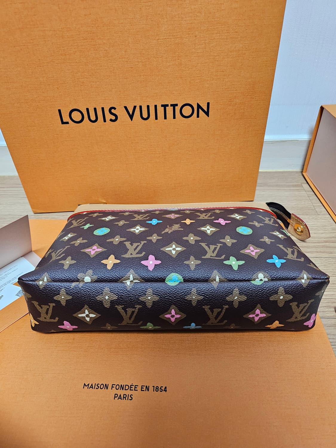 루이비통 타일러x퍼렐 강아지 초콜렛 포쉐트 클러치백 상품이미지4