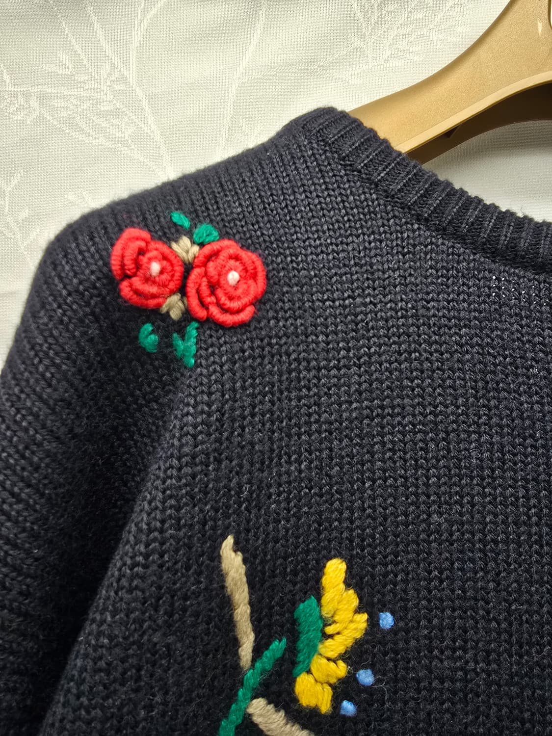 ERESO 블랙  꽃 자수 니트 스웨터 상품이미지8
