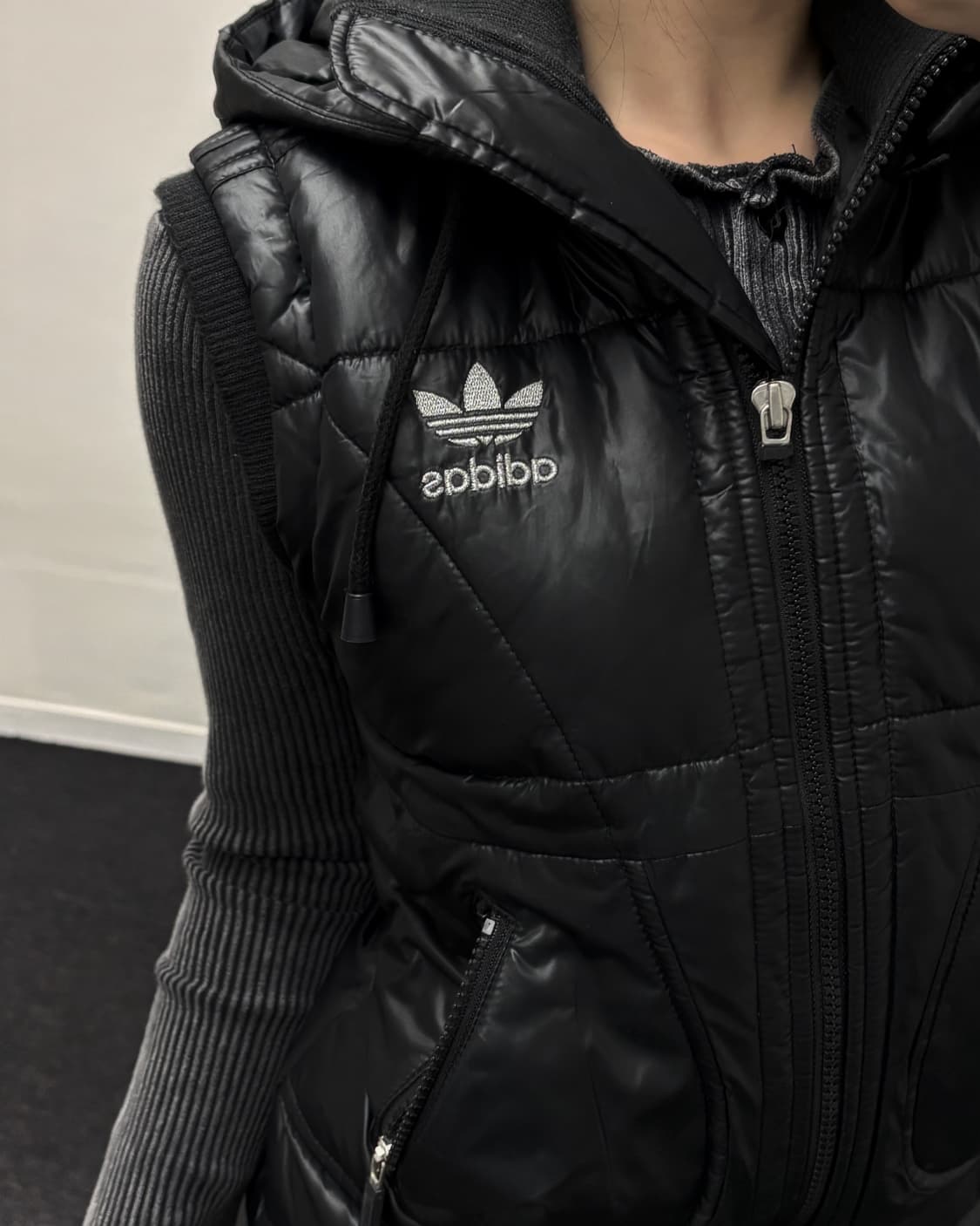 아디다스 00s 유광 글로시 패딩 베스트 상품이미지3