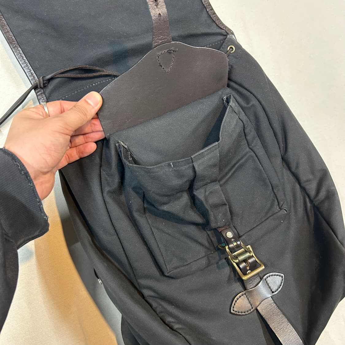 필슨(Filson) 70017 틴 크로스 가죽 스트랩 백팩 상품이미지4