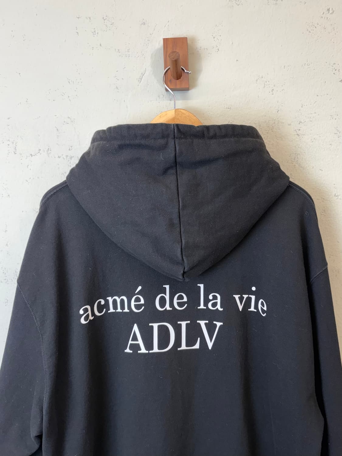 아크메드라비 프린팅 후드티 블랙 상품이미지4