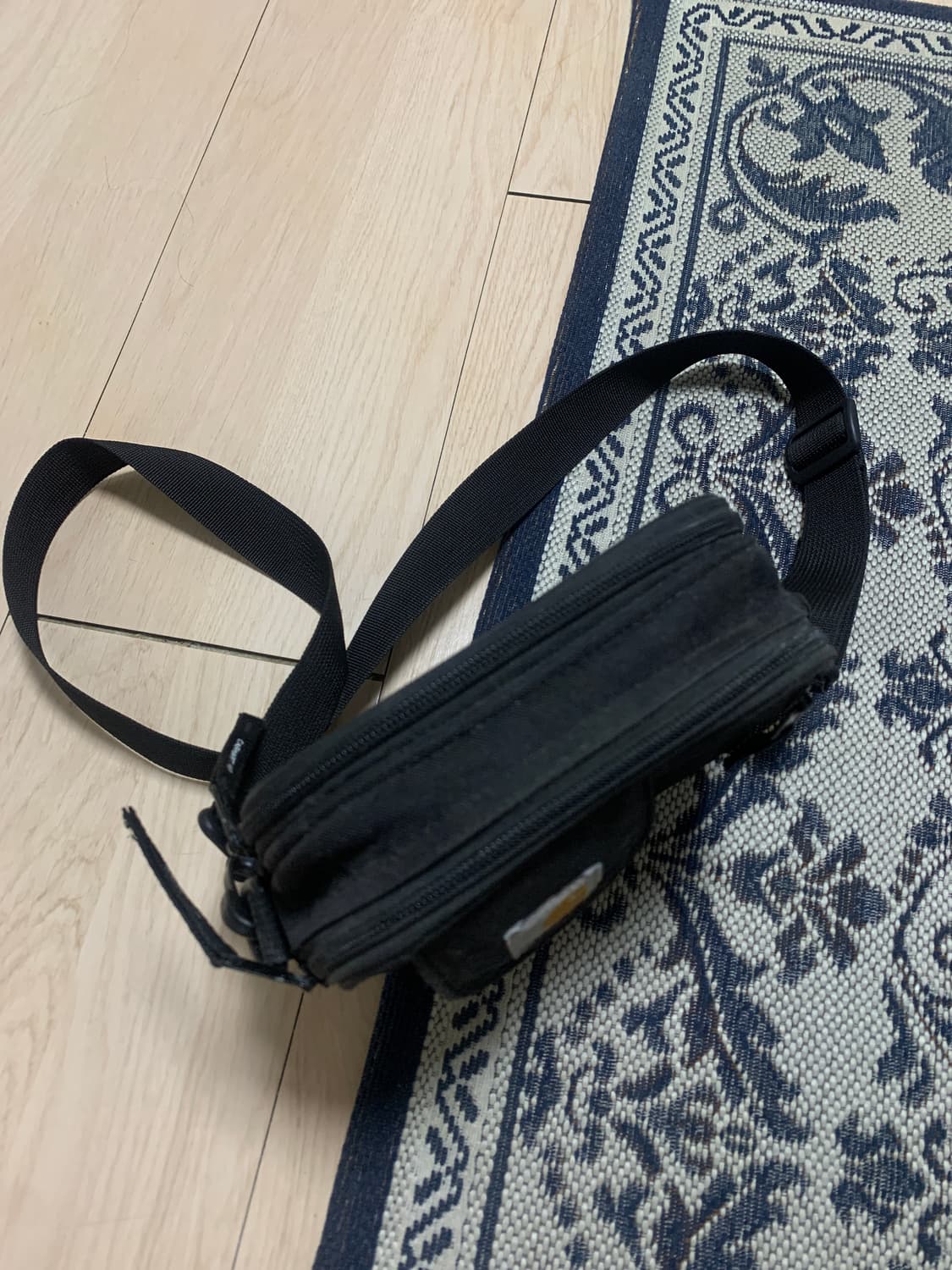 칼하트 에센셜 백 블랙 크로스백 상품이미지3