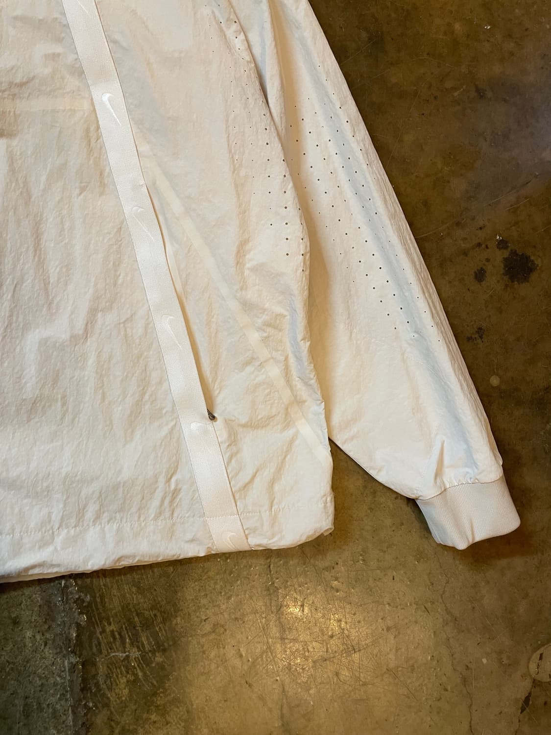 나이키 스우시 펀칭디테일 윈드브레이커 자켓 상품이미지4