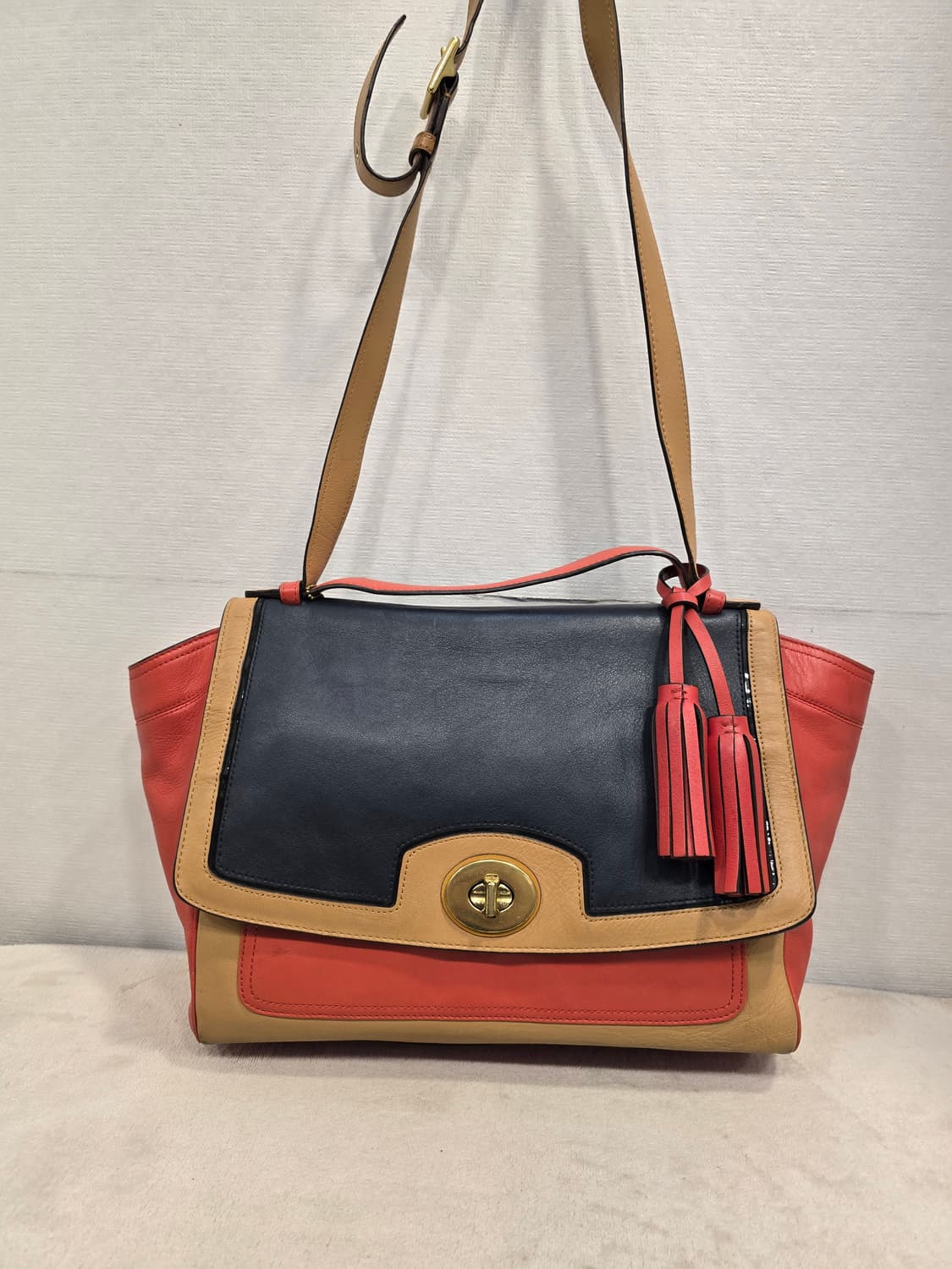 코치 삼색 레더 토트백 숄더백 태슬 장식 가방 상품이미지1