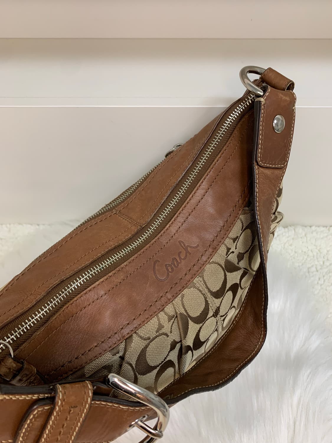 코치 베이지 하프문 숄더백 상품이미지5