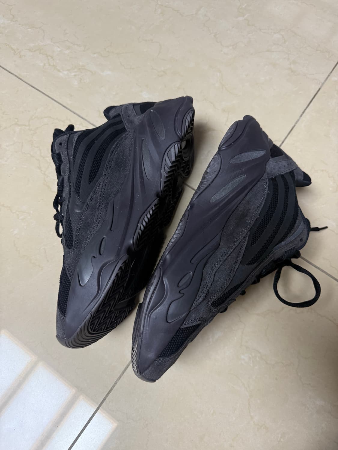 아디다스 이지부스트 700 반타블랙 290 상품이미지5