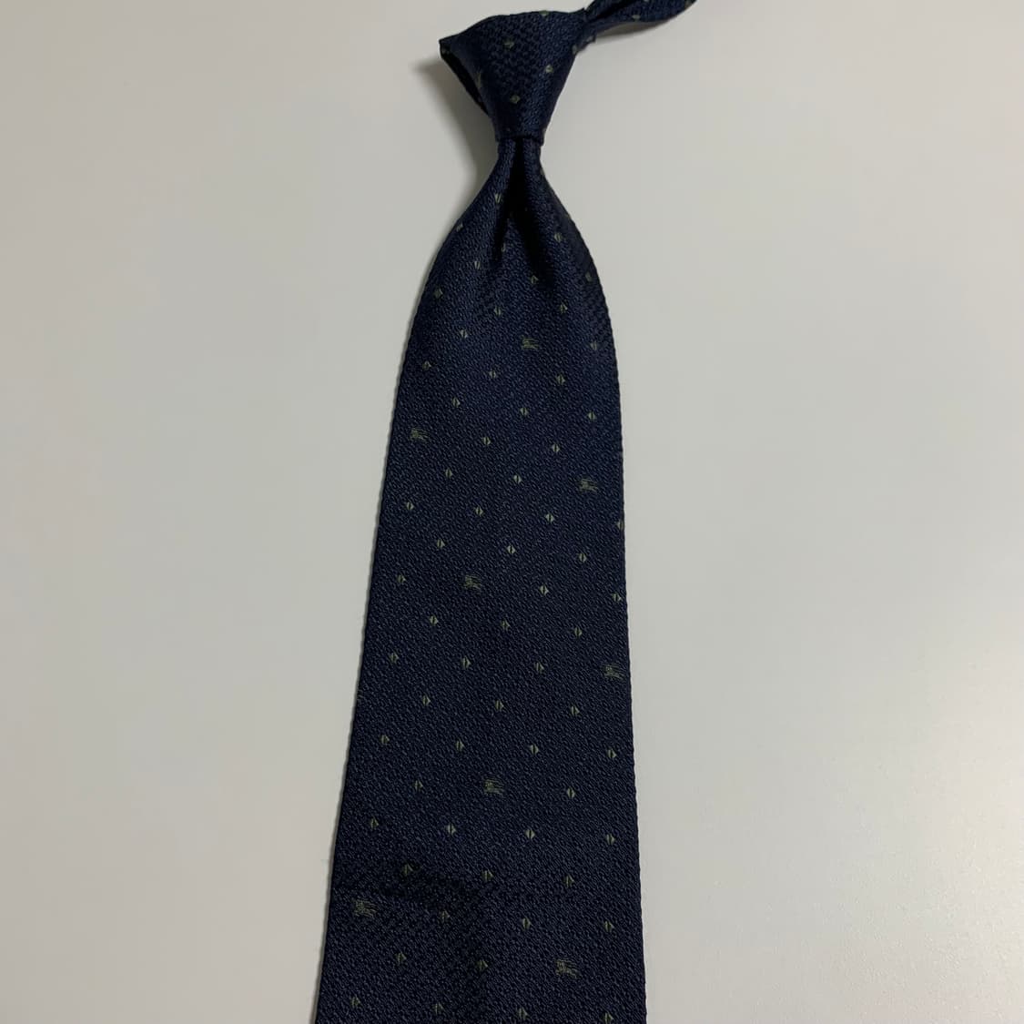 버버리(BURBERRY) 다크네이비 명품넥타이 100실크 로고플레이 상품이미지8