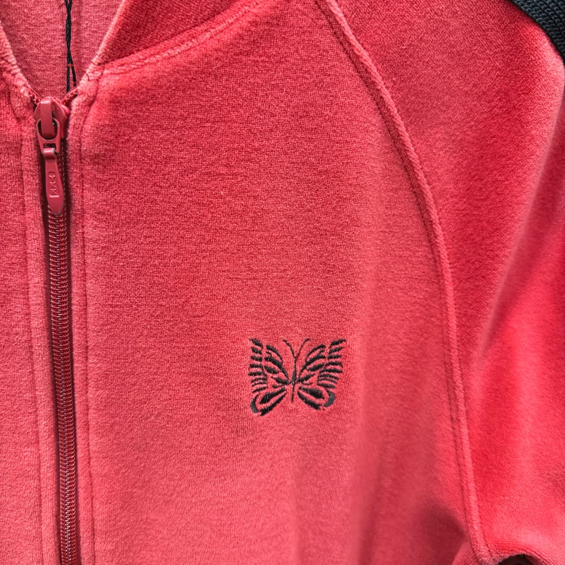 니들스 벨벳 트랙 자켓 사이드 스트라이프 버터플라이 로고 자수 레드 상품이미지6