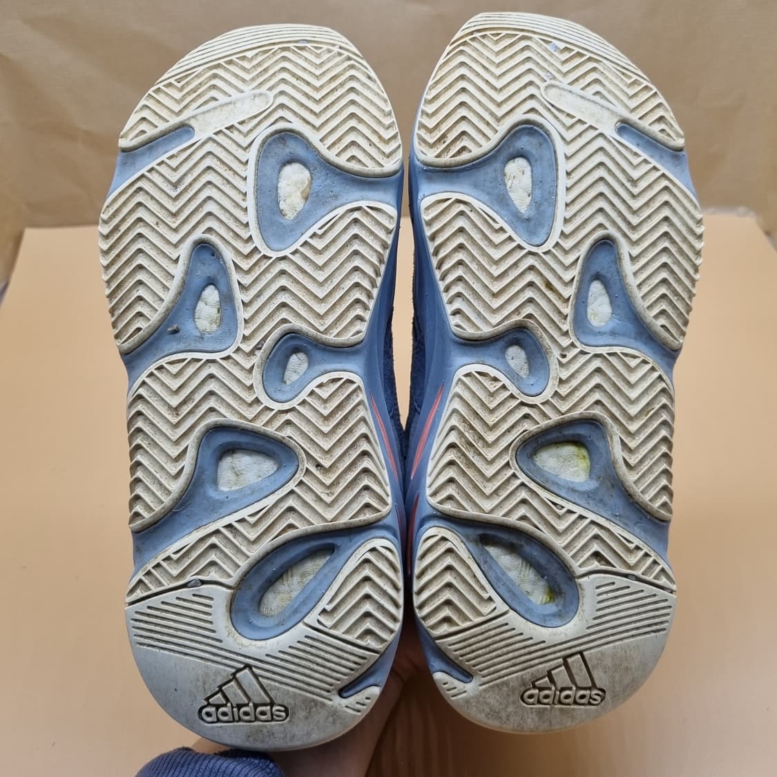 아디다스 이지부스트700이너시아 운동화240 상품이미지3