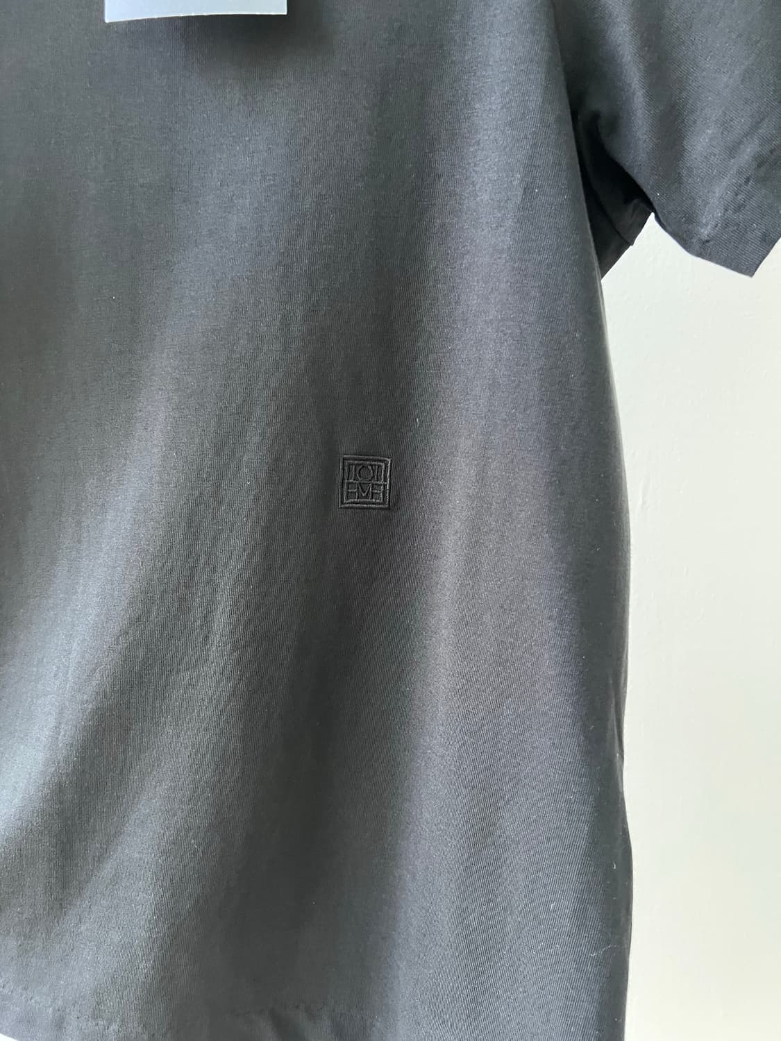 (새상품) toteme 토템 커브 로고 반팔 티셔츠 상품이미지5