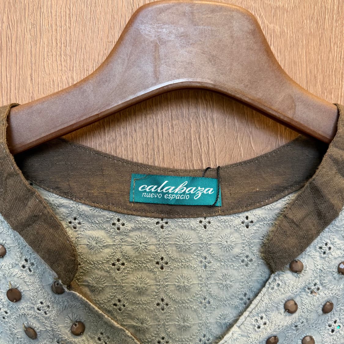 빈티지 브이넥 롱 블라우스 스터드 장식 타이 스트랩 디테일 루즈핏 브라운 상품이미지6