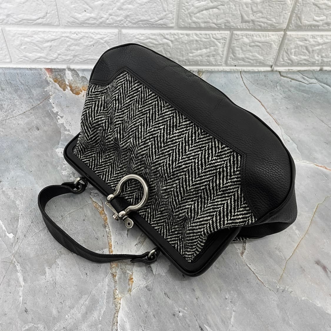 Burberry Vintage Leather Herringbone Tot 상품이미지4