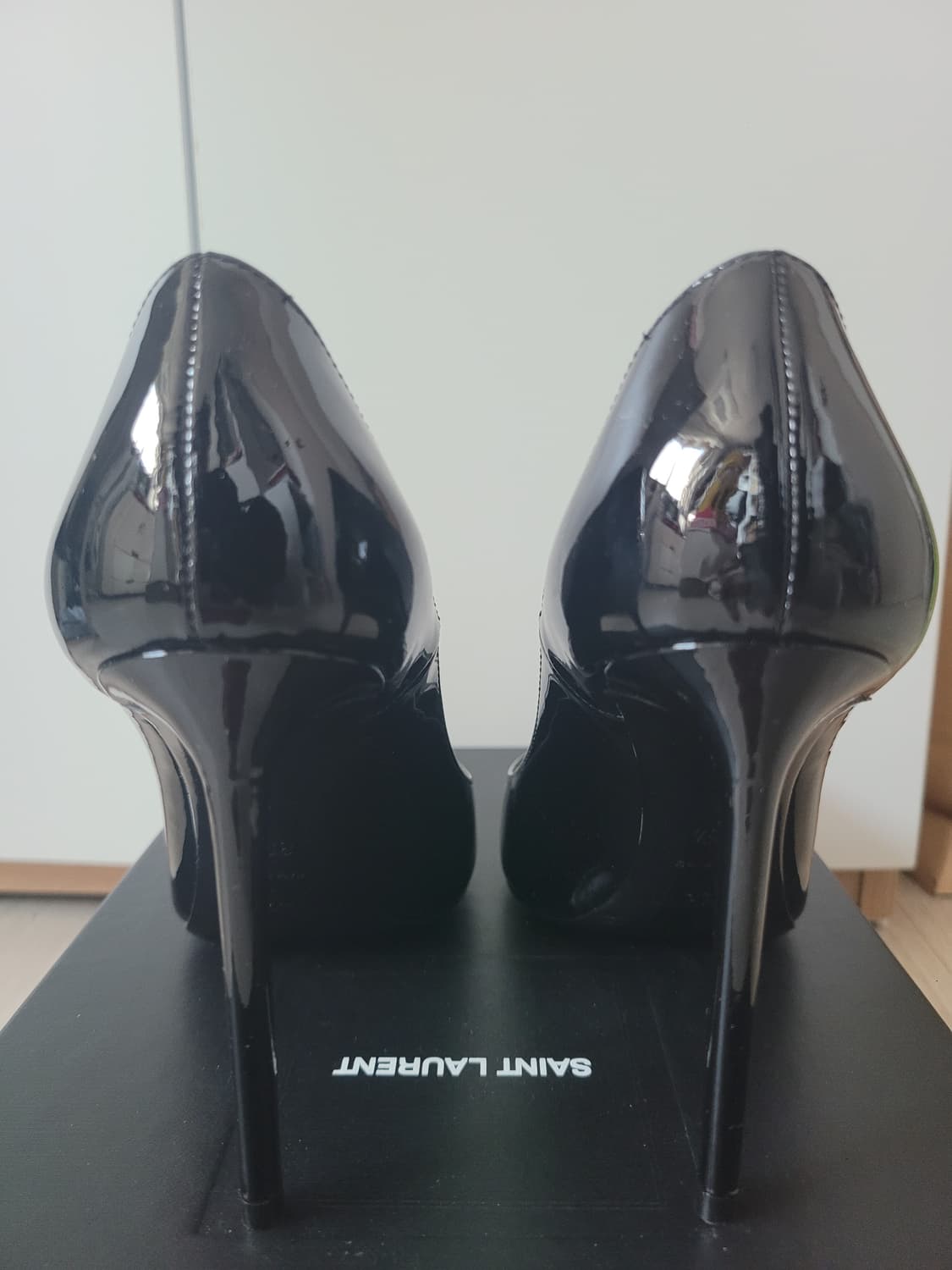 생로랑 ZOE105 페이턴트 블랙 35.5 사이즈 판매합니다. 상품이미지4