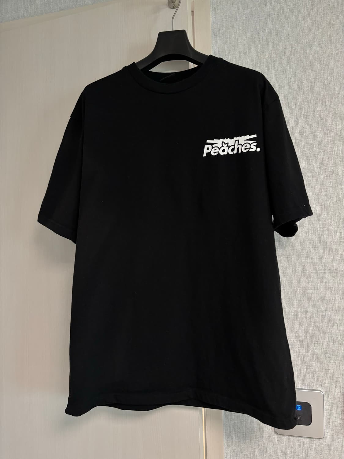 르세라핌 X 피치스 스테이플 숏 슬리브 티셔츠 (M) 상품이미지2