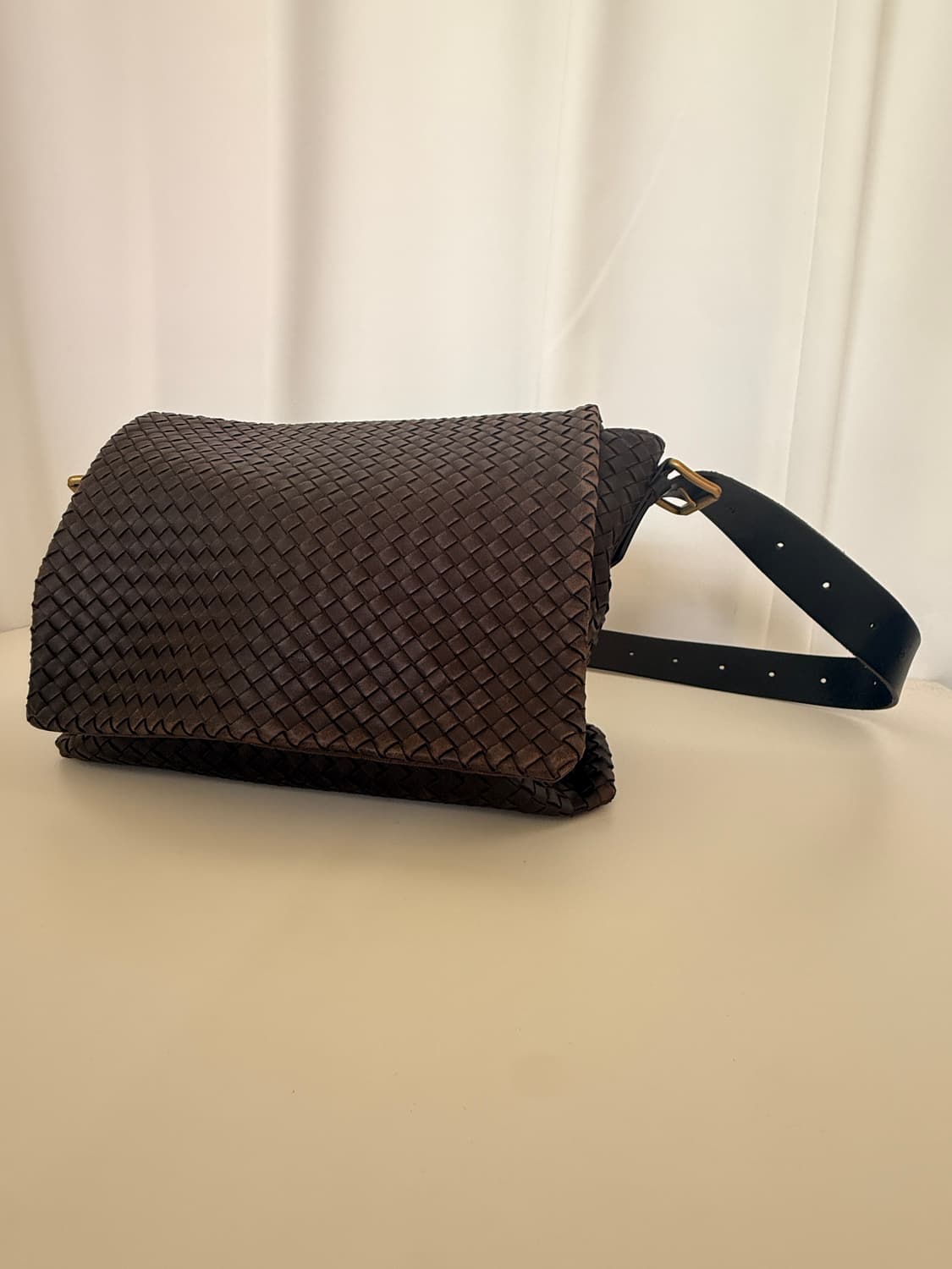 보테가 베네타(Bottega Veneta) 인트레치아토 메신저 크로스백 상품이미지1