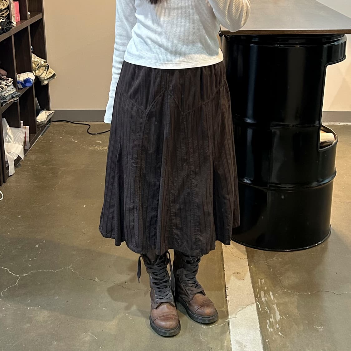 딥브라운 스트라이프 미디 스커트 상품이미지3