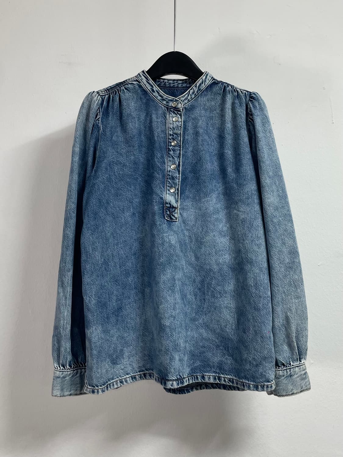 가니 데님 워시드 헨리넥 블라우스 (on.602) 상품이미지1