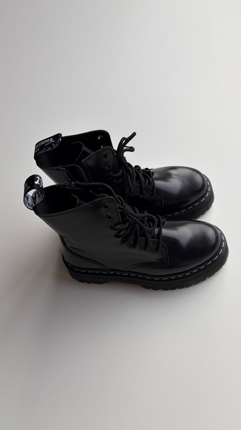 닥터마틴 제이든 화이트 스티치 8홀 부츠 상품이미지3