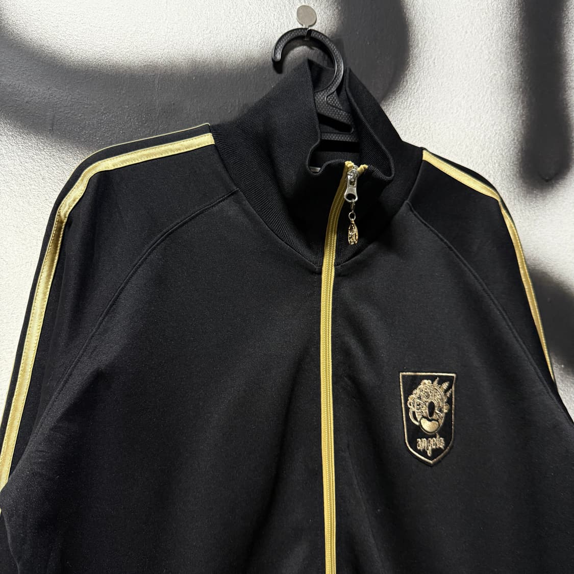 UnitedAthle Angela 10th 투어 굿즈 금장 집업 져지 상품이미지3