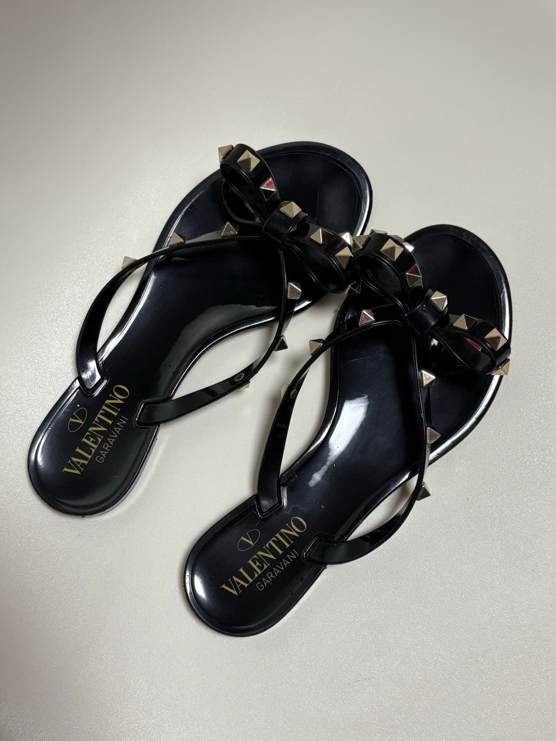 발렌티노 락스터드 리본 플립플랍 샌들 상품이미지1