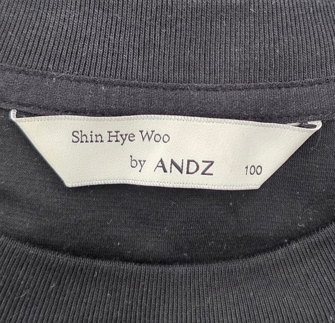 앤드지+신혜우작가 콜라보 그래픽 자수
순면 반팔티.   싸이즈 100 상품이미지4