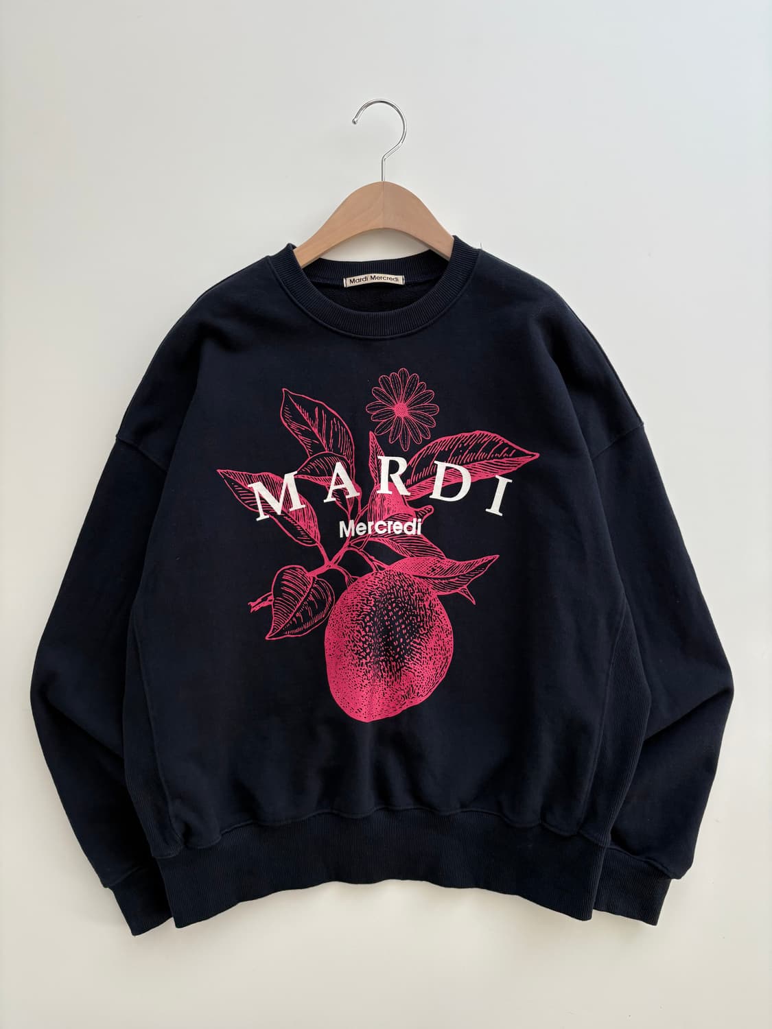 Mardi Mercredi 마르디 메르크디 네이비컬러 플라워로고 맨투맨 상품이미지3