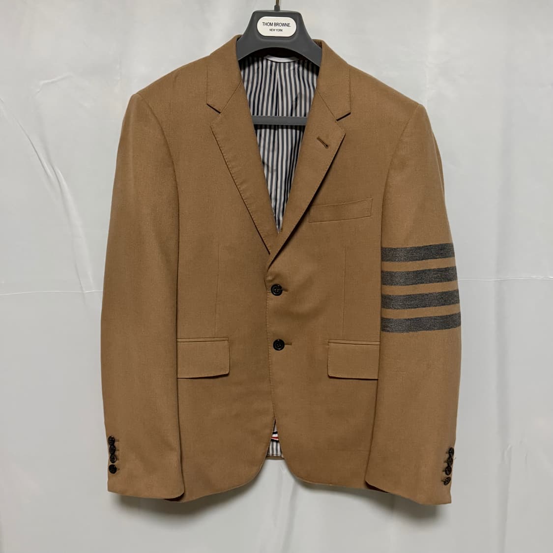 [S+급/1] 톰브라운 사선완장 울 트윌 클래식 수트 정장 베이지 상품이미지1