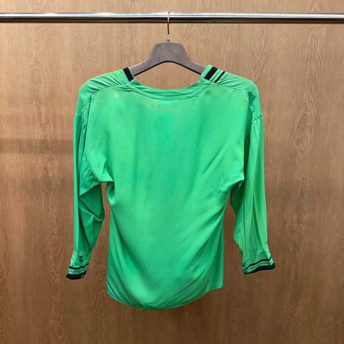 베르사체 브이넥 7부 실크 블라우스 넥라인 소매 배색 트리밍 디테일 그린 상품이미지3